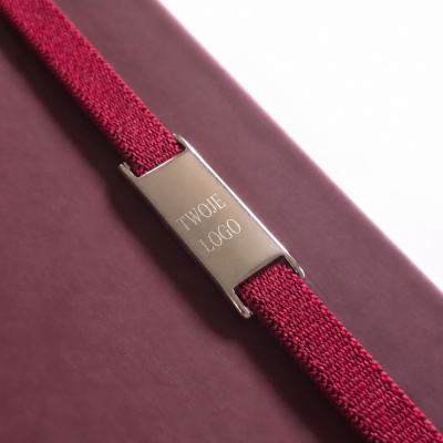 Blaszka z logo na gumce